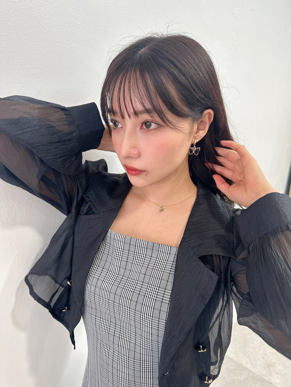 ブラック系のワンピースを着用したレディースの秋コーディネートの3枚目の写真