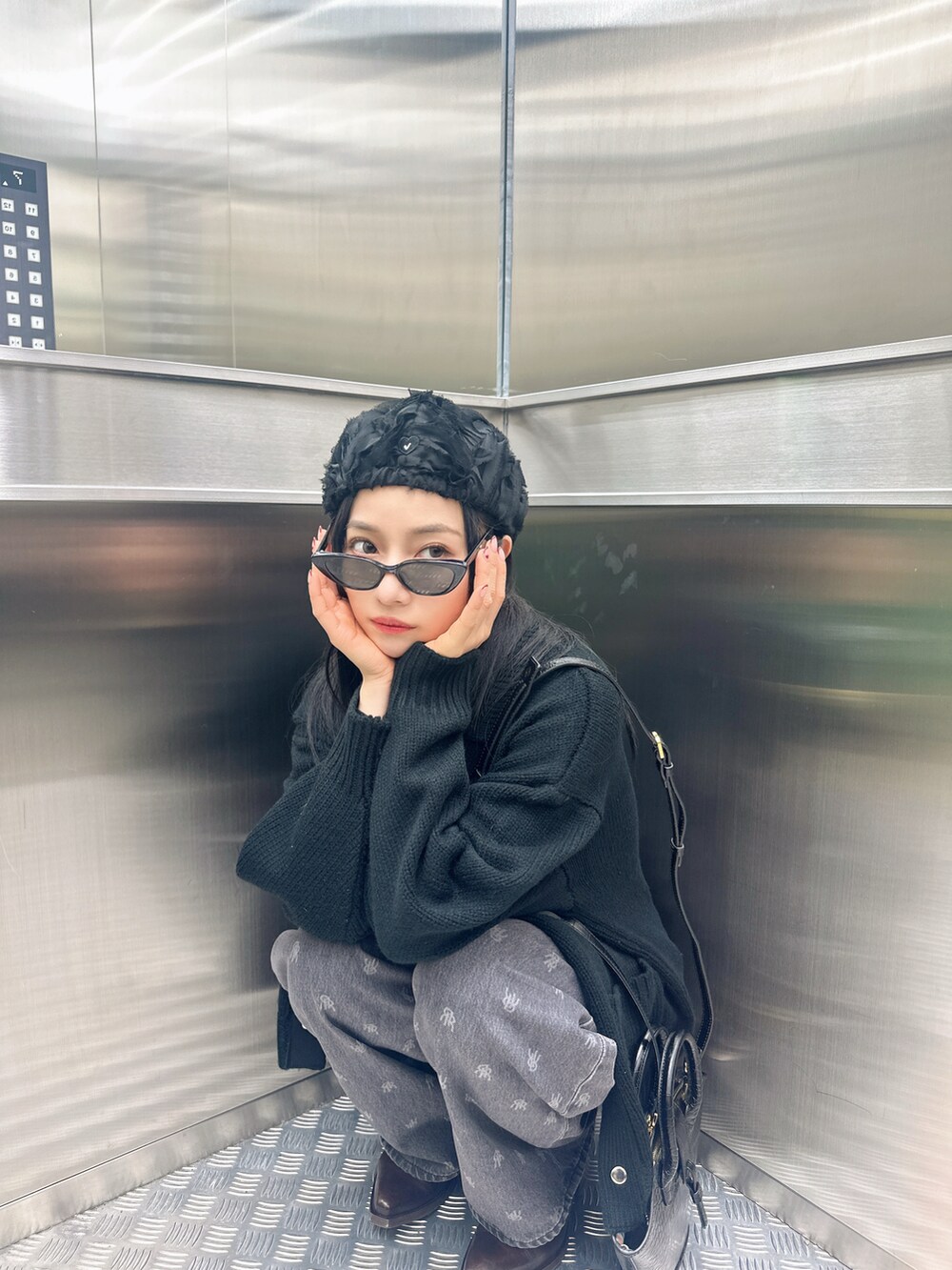 ブラック系のニット/セーターを着用したレディースの春コーディネートの4枚目の写真