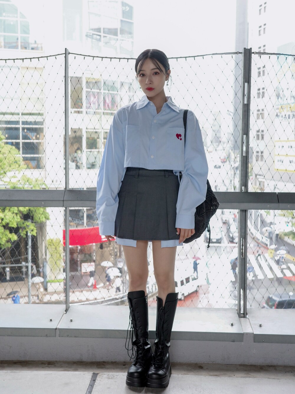 ブルー系のシャツ/ブラウス、ブラック系のスカートを着用したレディースの夏コーディネートの2枚目の写真