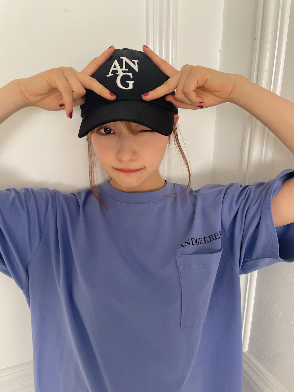 パープル系のTシャツ/カットソー、ブラック系のキャップを着用したレディースの秋コーディネートの3枚目の写真