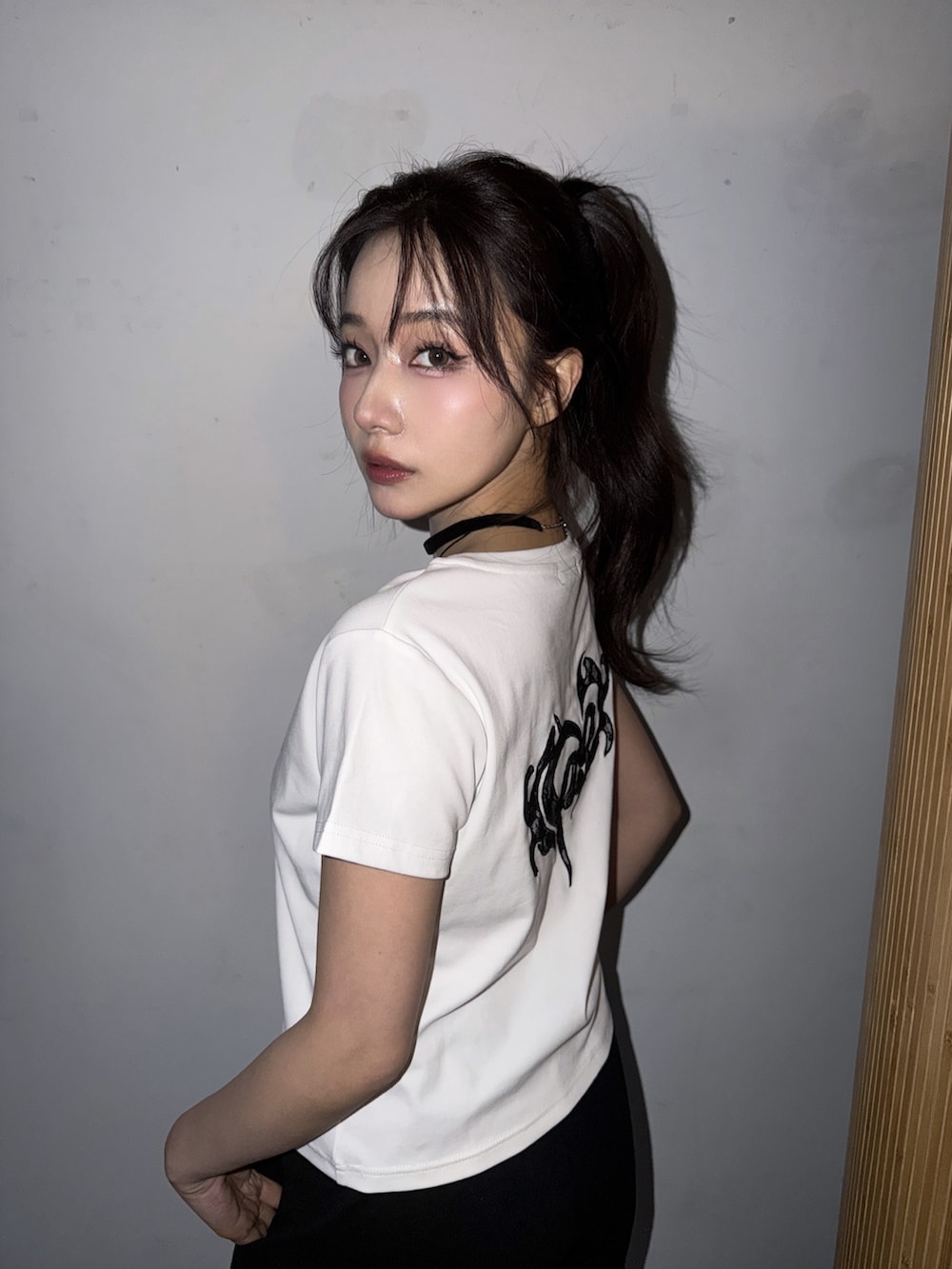 ホワイト系のTシャツ/カットソー、ブラック系のスウェットパンツを着用したレディースの春コーディネートの3枚目の写真