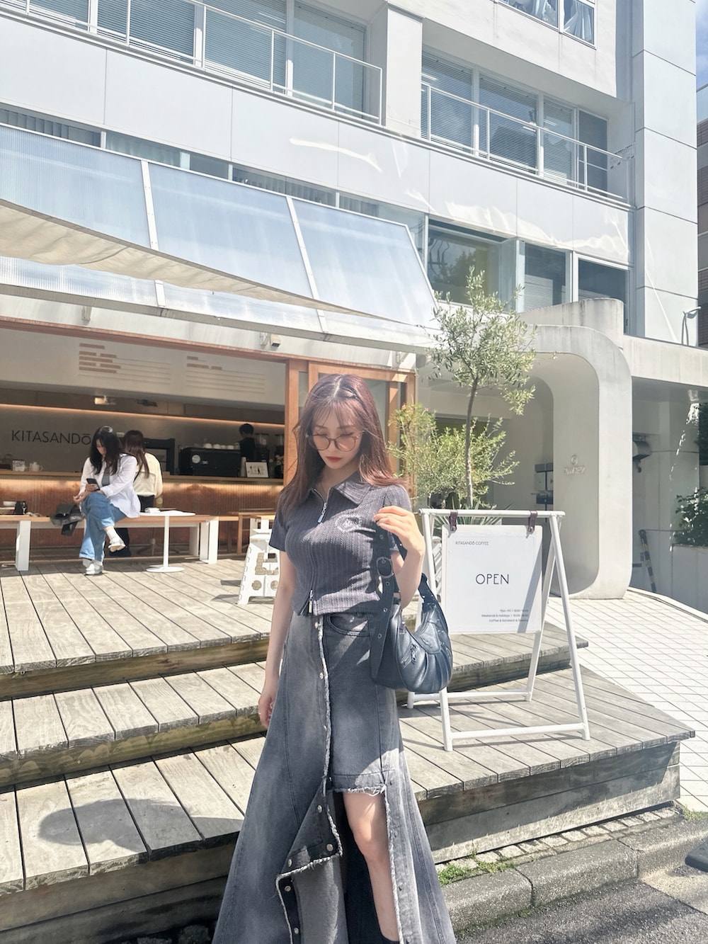 グレー系のその他トップス、ブラック系のスカートを着用したレディースの夏コーディネートの2枚目の写真