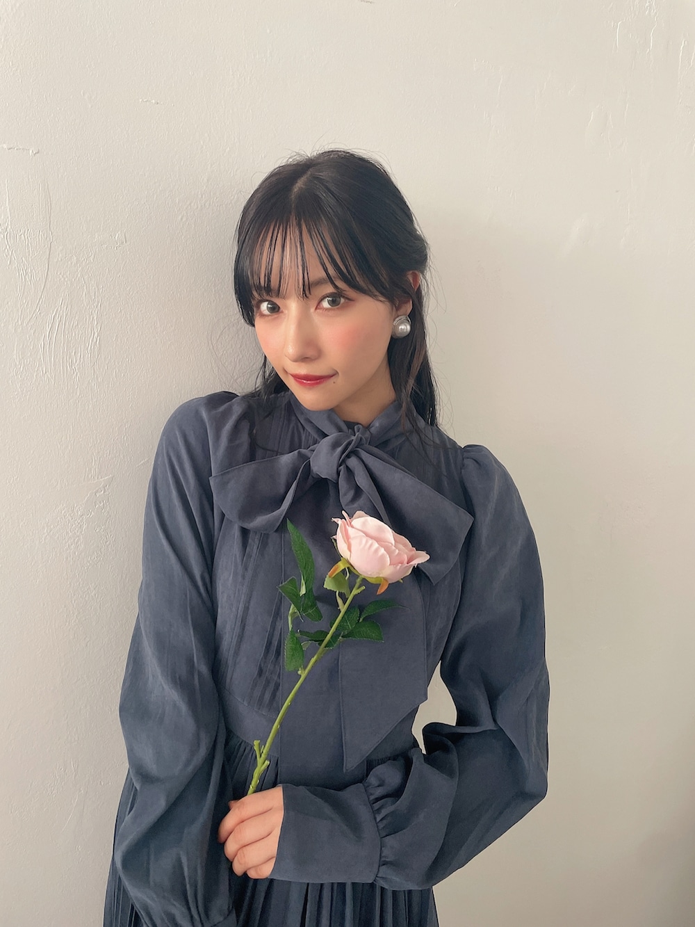 グレー系のワンピースを着用したレディースの冬コーディネートの3枚目の写真