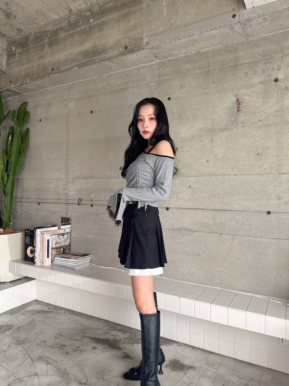 グレー系のTシャツ/カットソー、ブラック系のスカートを着用したレディースの春コーディネートの2枚目の写真