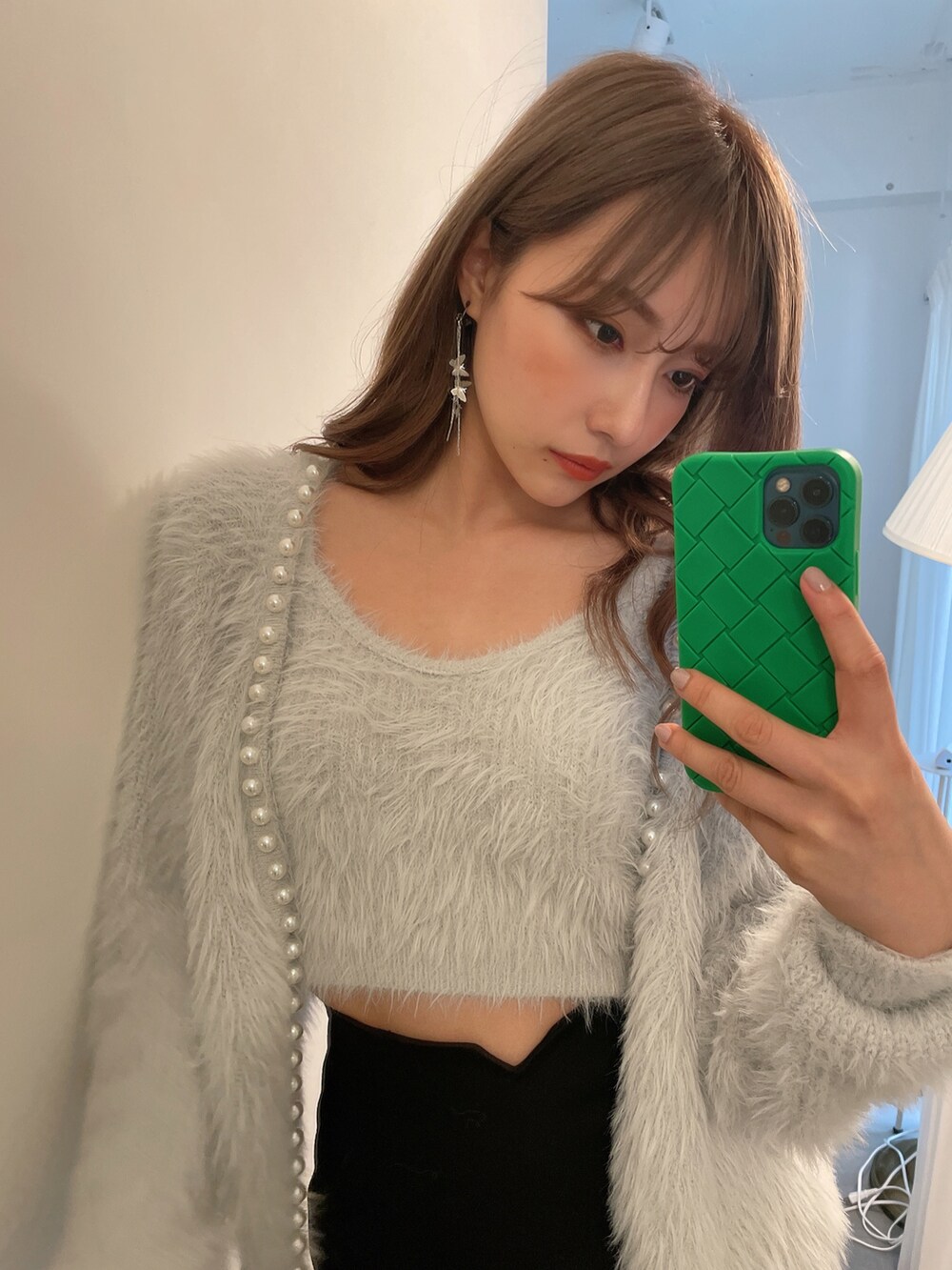 グレー系のニット/セーターを着用したレディースの秋コーディネートの2枚目の写真