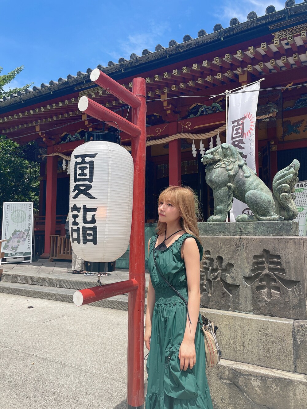 グリーン系のワンピースを着用したレディースの秋コーディネートの2枚目の写真