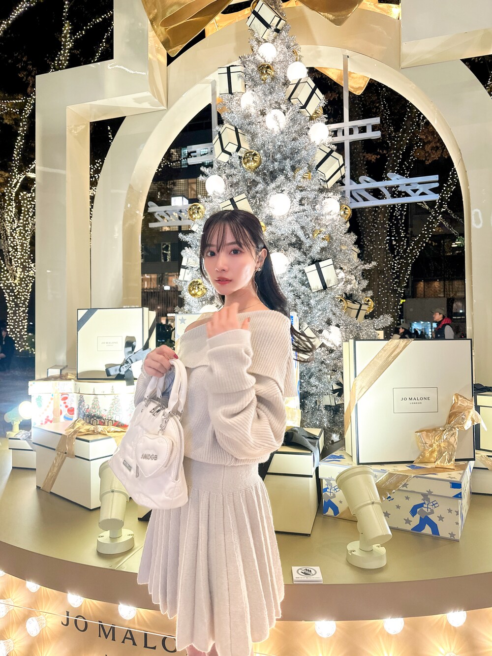 グレー系のショルダーバッグ、グレー系のワンピースを着用したレディースの春コーディネートの4枚目の写真