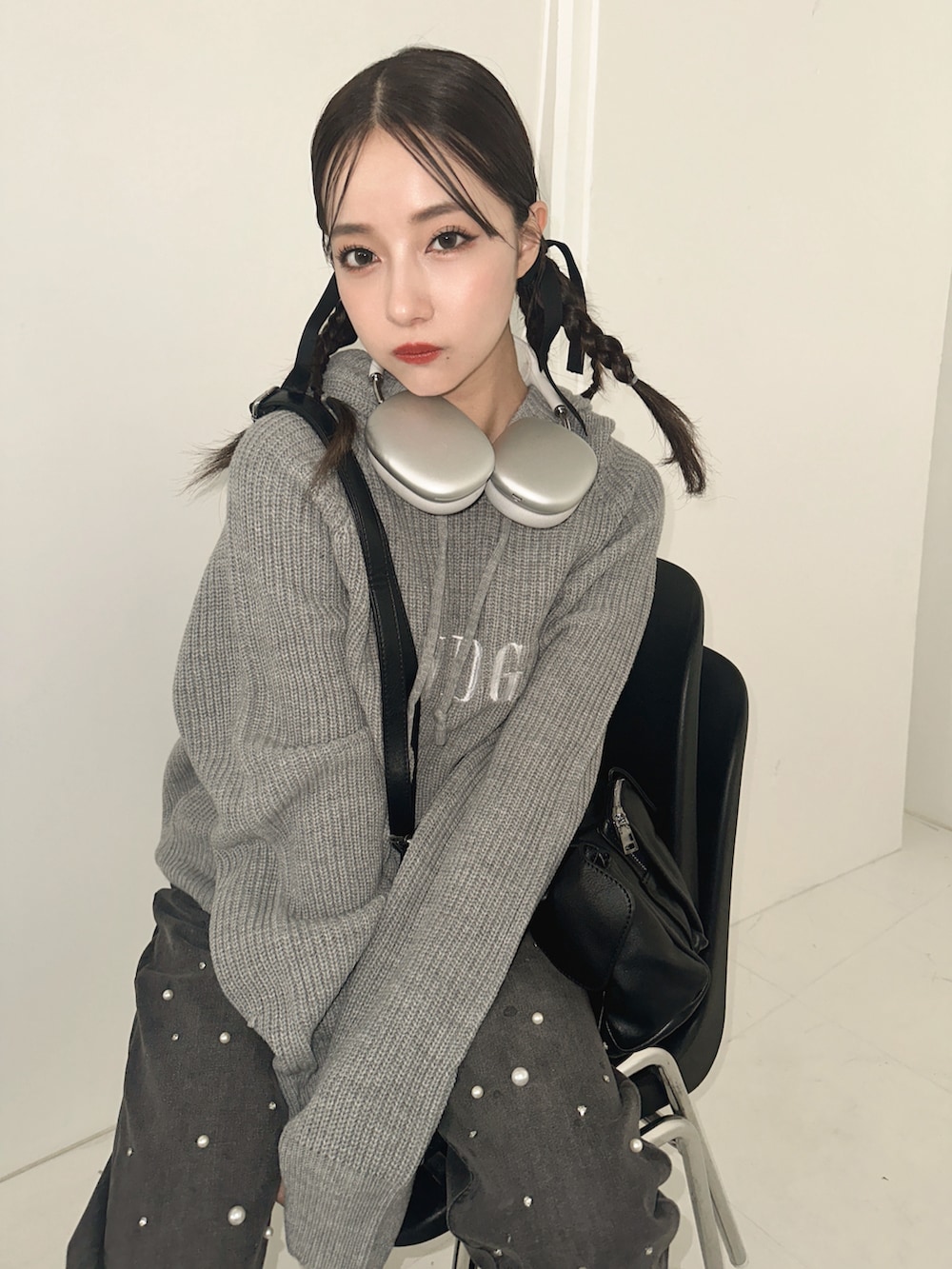 グレー系のパーカー、ブルー系のデニムパンツを着用したレディースの冬コーディネートの2枚目の写真