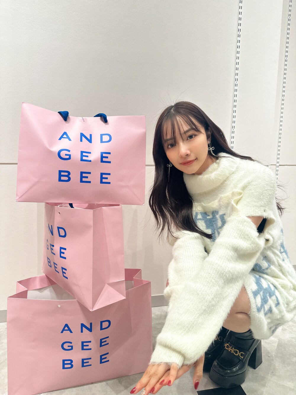 ホワイト系のワンピースを着用したレディースの春コーディネートの3枚目の写真