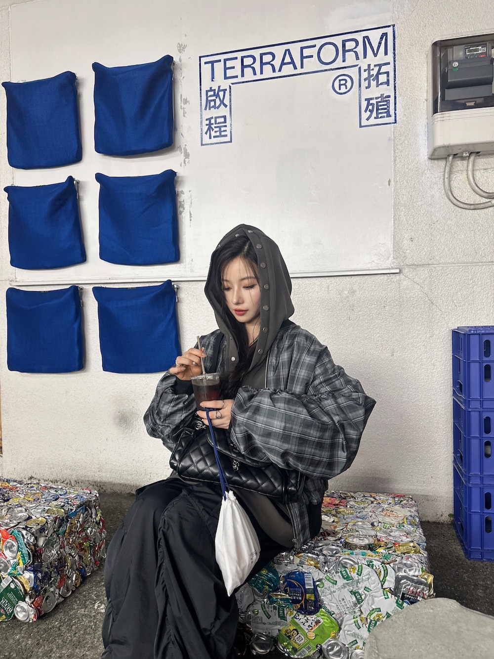 ブルー系のブルゾン、ブラック系のバックパック/リュック、ブラック系のカーゴパンツを着用したレディースの冬コーディネートの2枚目の写真