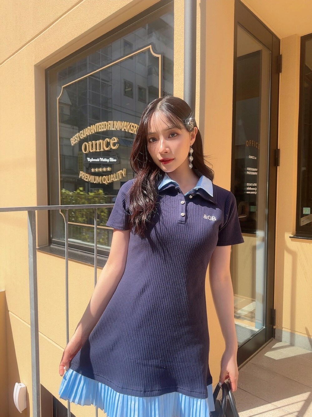 ブルー系のワンピース、ブラック系のショルダーバッグを着用したレディースの夏コーディネートの2枚目の写真