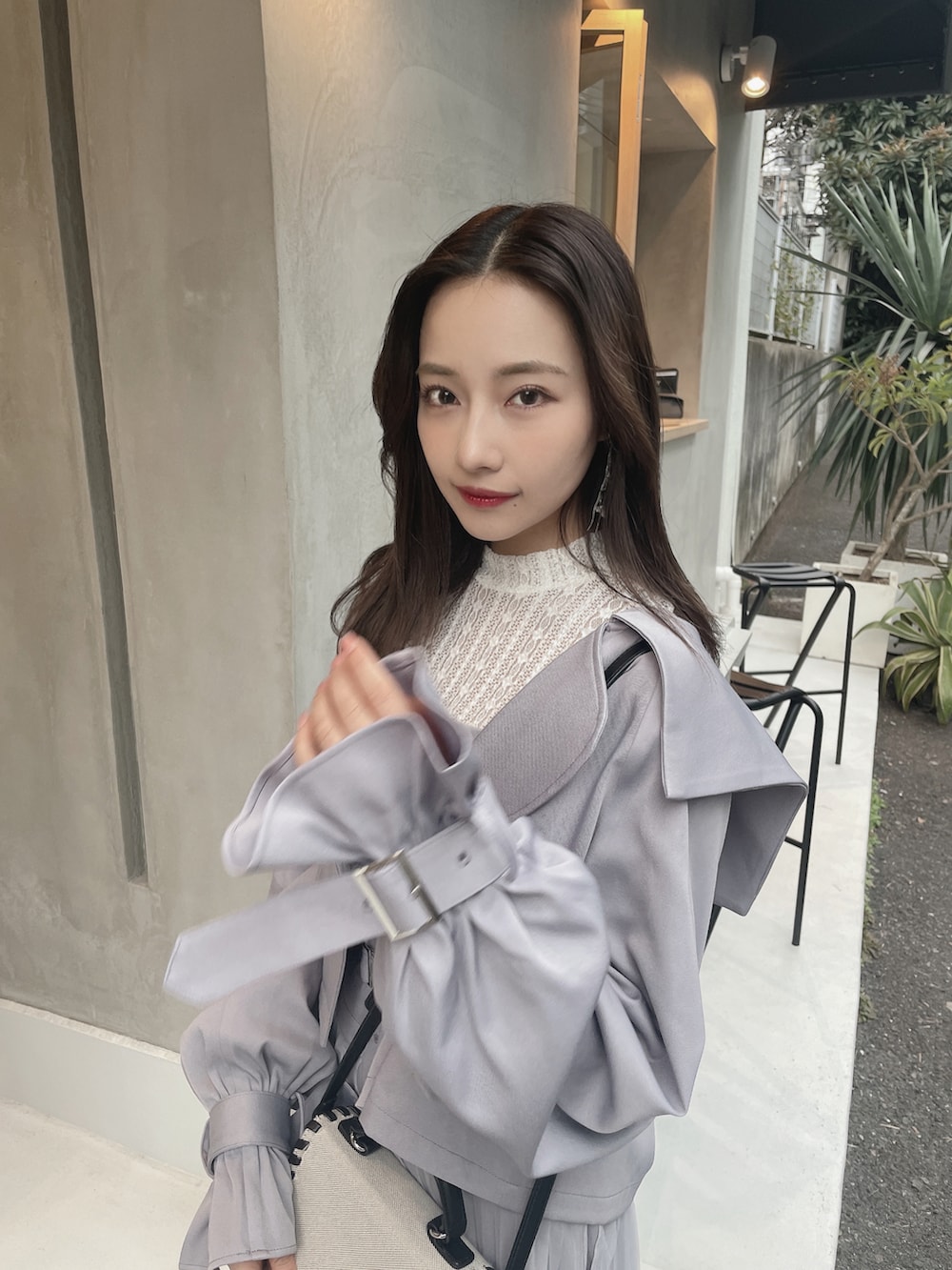 グレー系のトレンチコート、グレー系のワンピースを着用したレディースの夏コーディネートの4枚目の写真