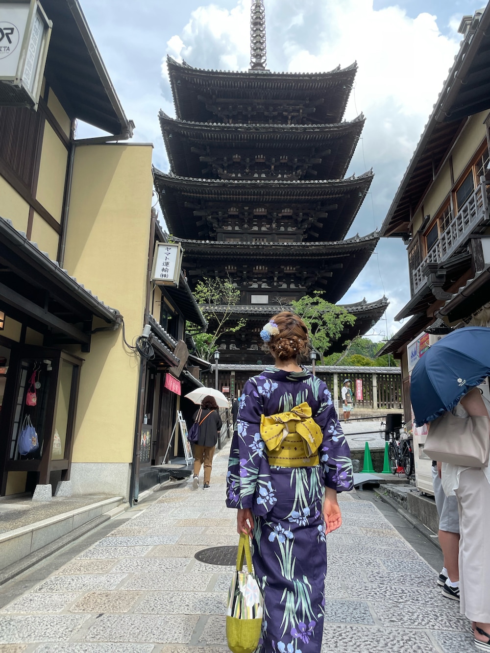 ブルー系の水着/着物・浴衣を着用したレディースの秋コーディネートの3枚目の写真