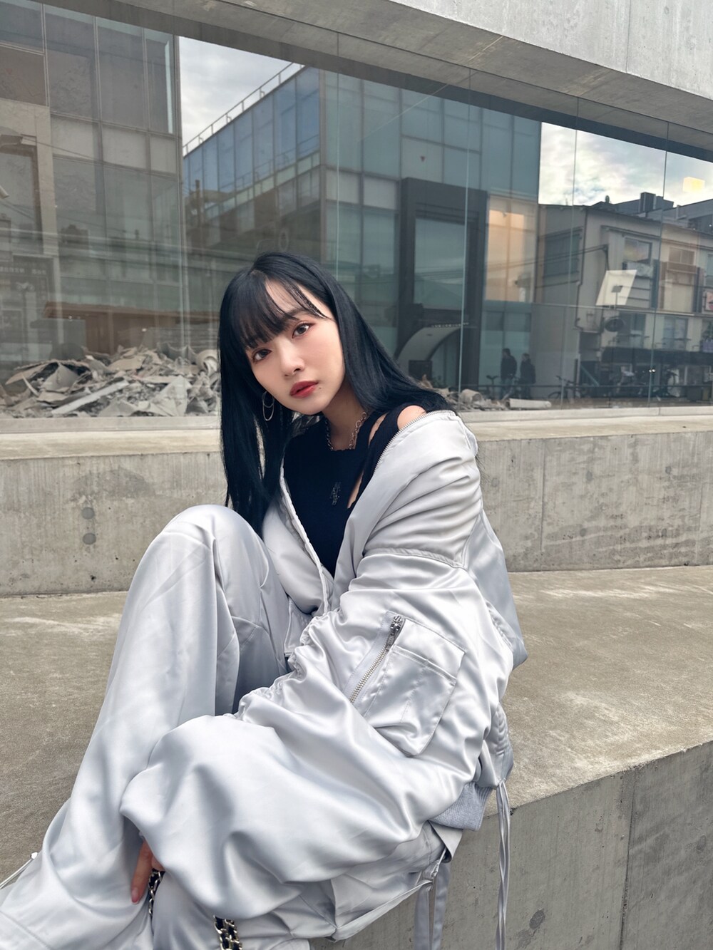 グレー系のカーゴパンツ、グレー系のブルゾンを着用したレディースの春コーディネートの2枚目の写真