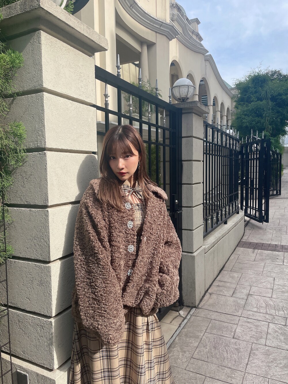 ブラウン系のダウンジャケット/コート、ベージュ系のワンピースを着用したレディースの冬コーディネートの3枚目の写真