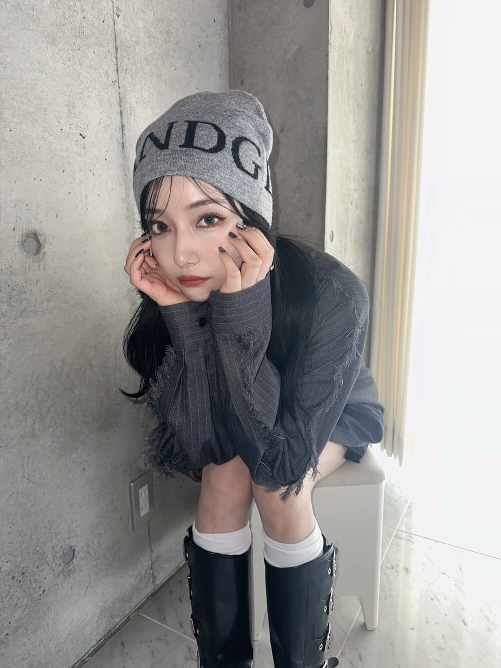 ブラック系のシャツ/ブラウス、グレー系のニットキャップ/ビーニーを着用したレディースの秋コーディネートの2枚目の写真
