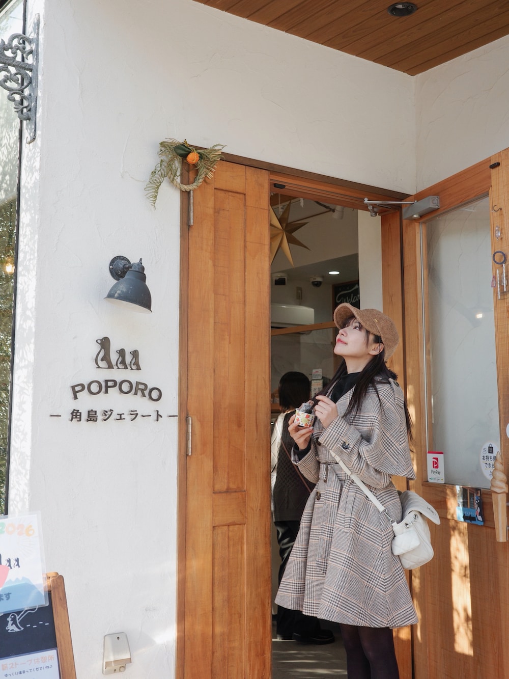 ホワイト系のバックパック/リュックを着用したレディースの春コーディネートの3枚目の写真