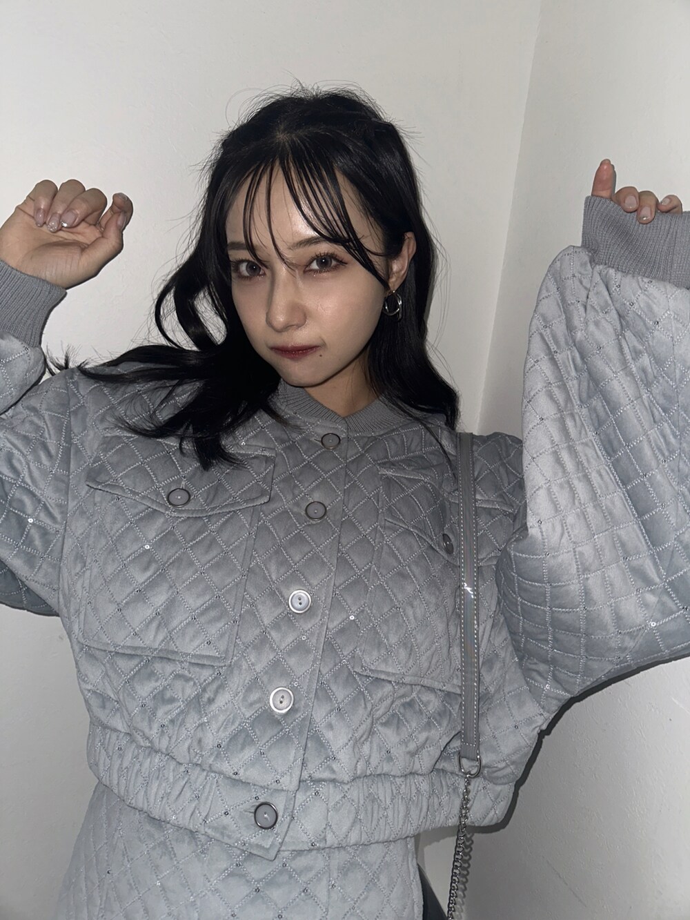 ブラック系のブルゾンを着用したレディースの冬コーディネートの2枚目の写真