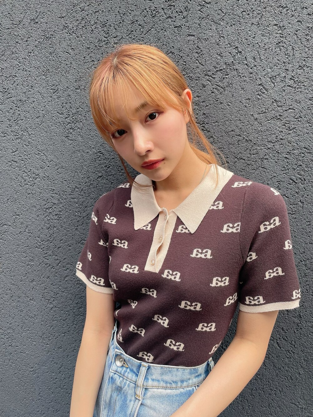 ブラウン系のニット/セーター、ホワイト系のサンダルを着用したレディースの秋コーディネートの3枚目の写真