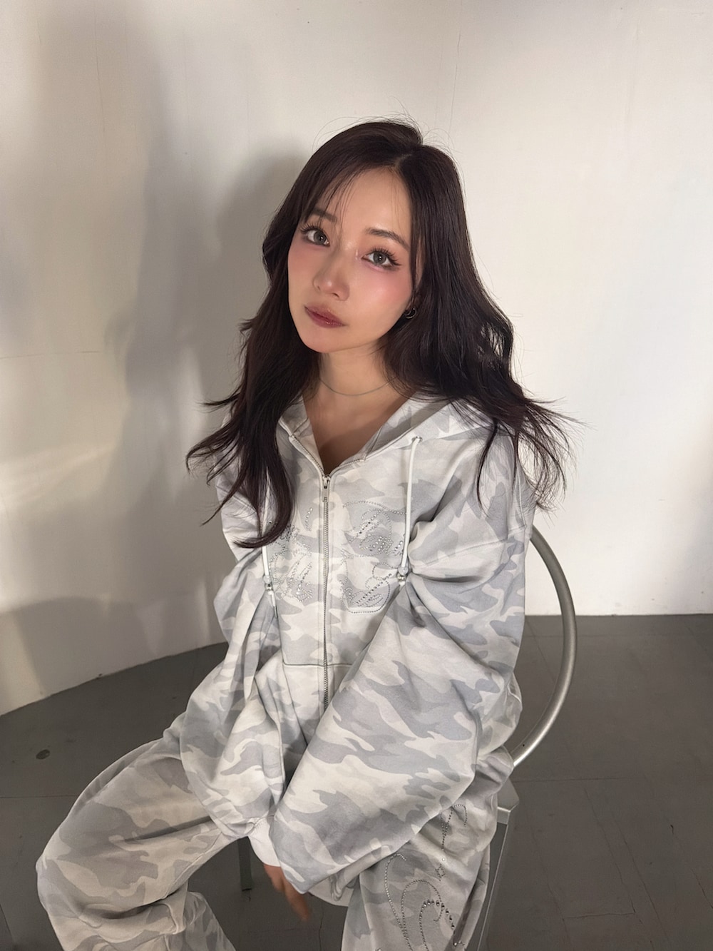 グレー系のパーカー、グレー系のスウェットパンツを着用したレディースの春コーディネートの4枚目の写真