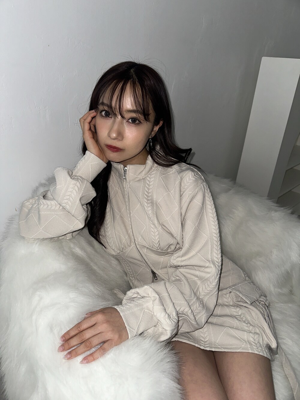 ベージュ系のその他トップスを着用したレディースの春コーディネートの2枚目の写真