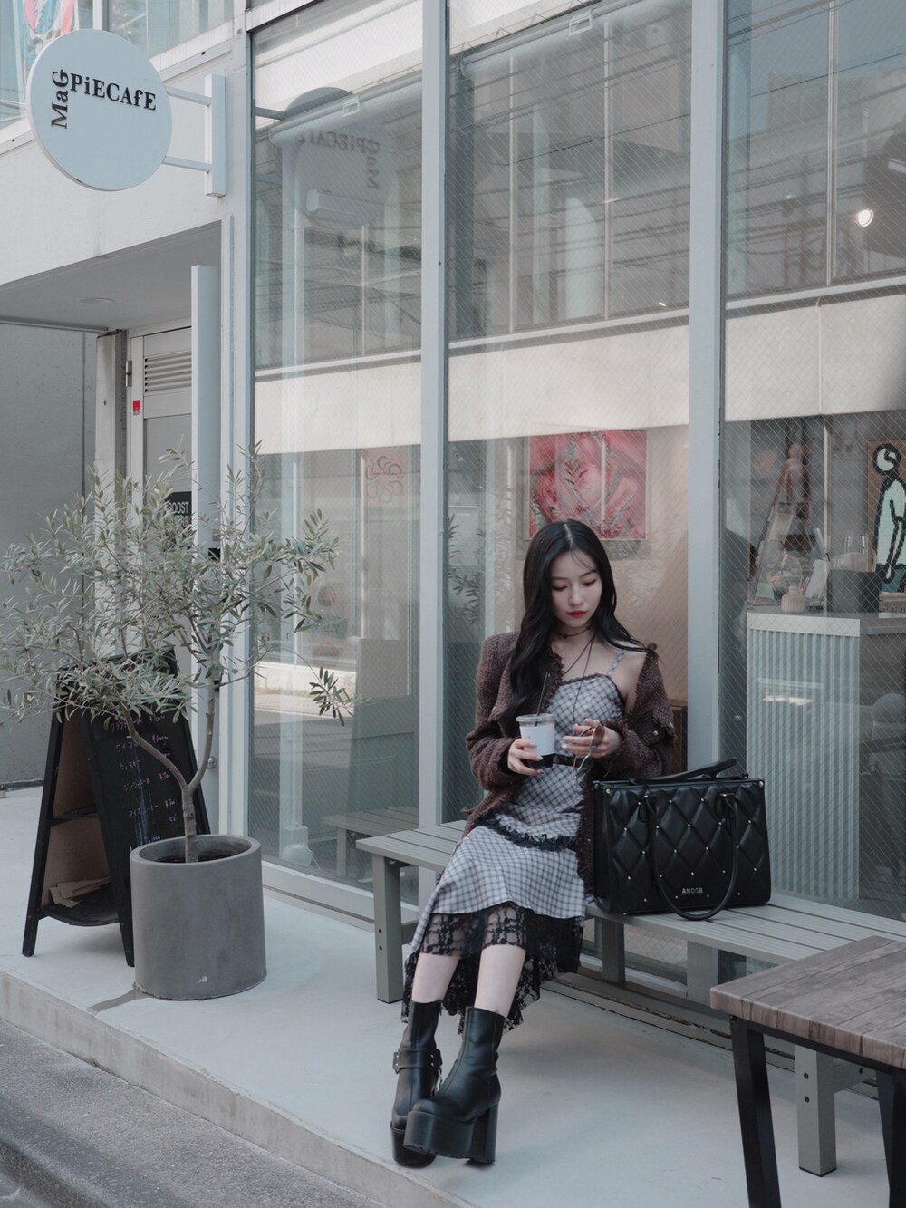 グレー系のワンピース、ブラック系のトートバッグ、ブラウン系のその他アウターを着用したレディースの夏コーディネートの2枚目の写真