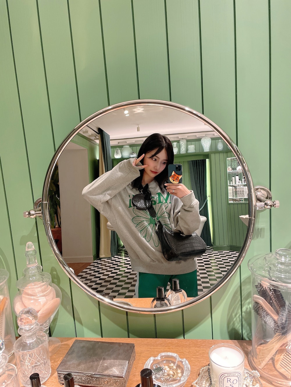 ブラック系のショルダーバッグを着用したレディースの夏コーディネートの3枚目の写真