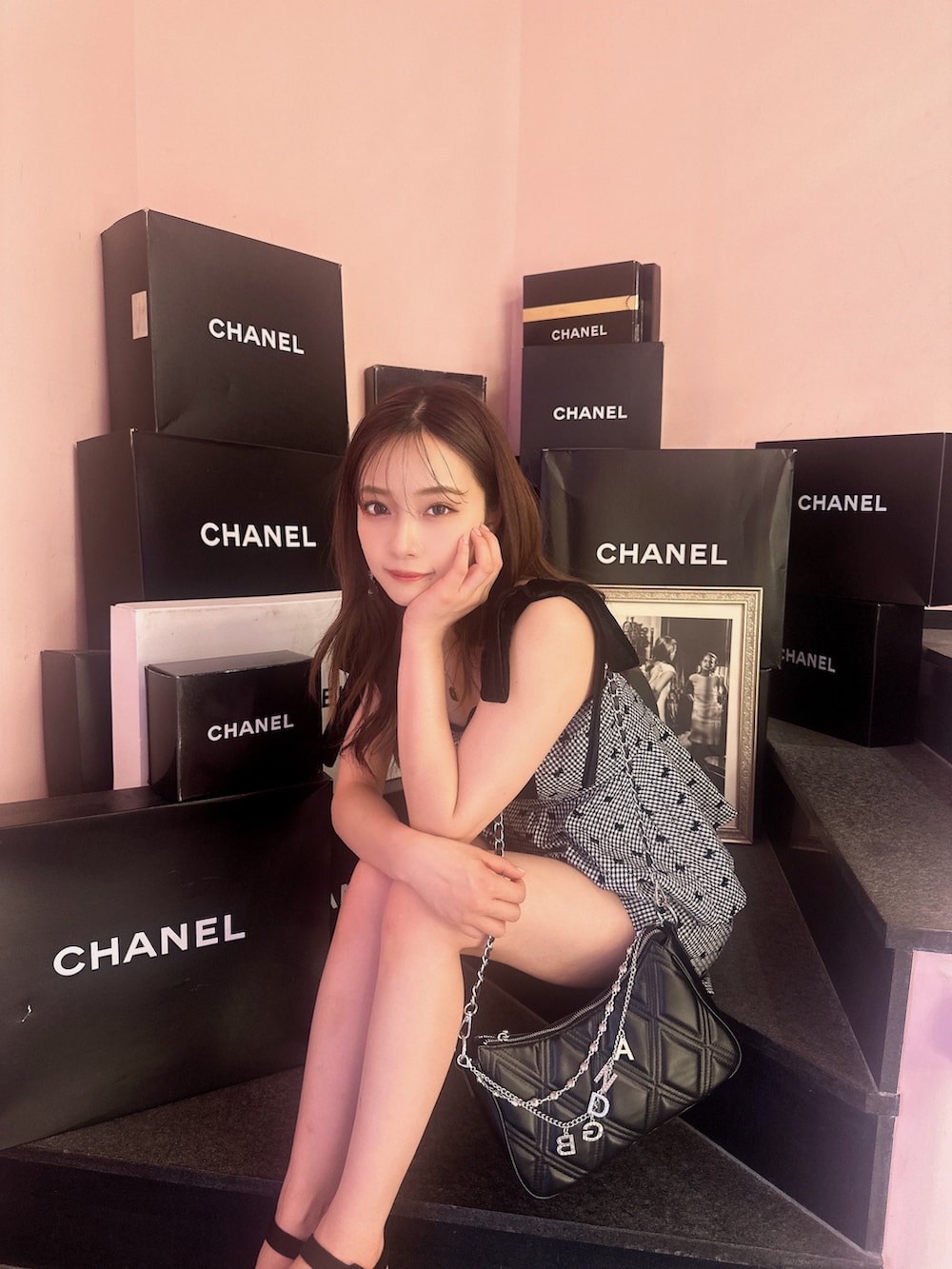 ホワイト系のその他トップス、ホワイト系のその他パンツ、ブラック系のバッグを着用したレディースの夏コーディネートの5枚目の写真