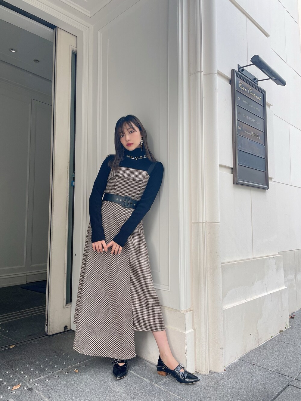 ブラック系のその他シューズ、ブラウン系のワンピース、ブラック系のニット/セーターを着用したレディースの春コーディネートの4枚目の写真