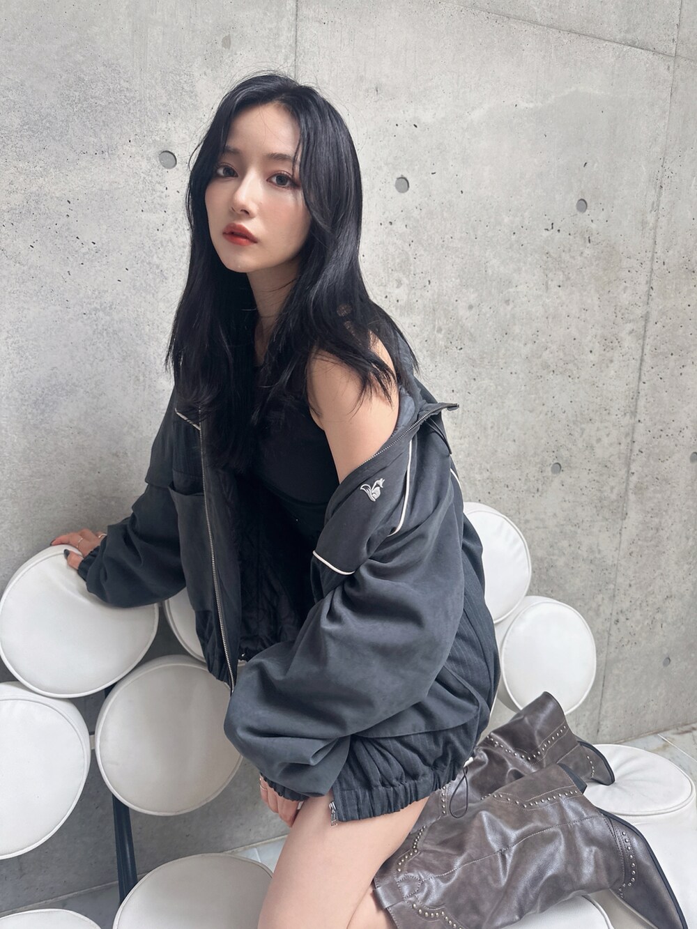 ブラック系のタンクトップ、グレー系のブルゾンを着用したレディースの秋コーディネートの3枚目の写真