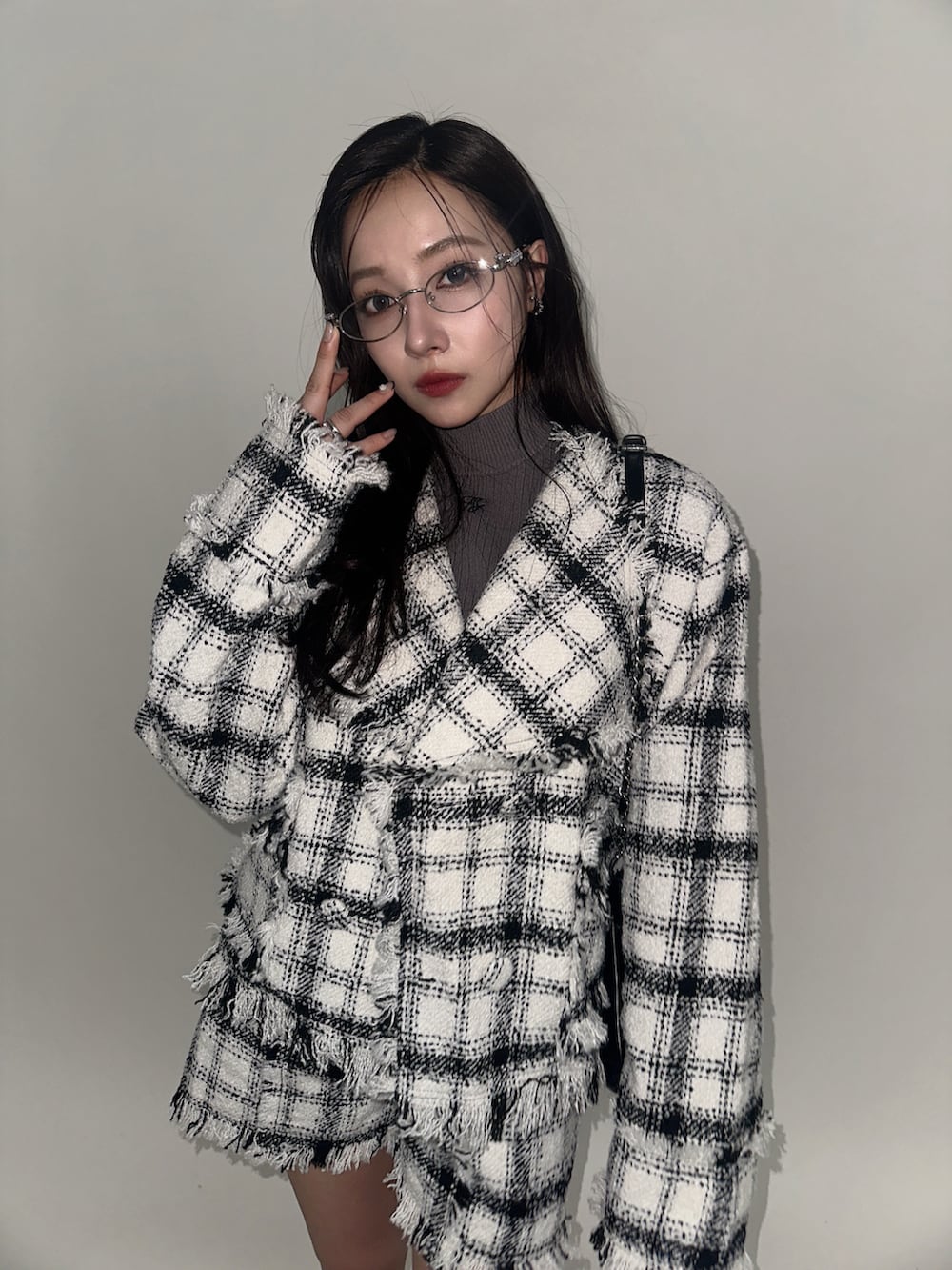 ホワイト系のテーラードジャケット、ホワイト系のその他パンツ、ブラック系のショルダーバッグを着用したレディースの冬コーディネートの3枚目の写真