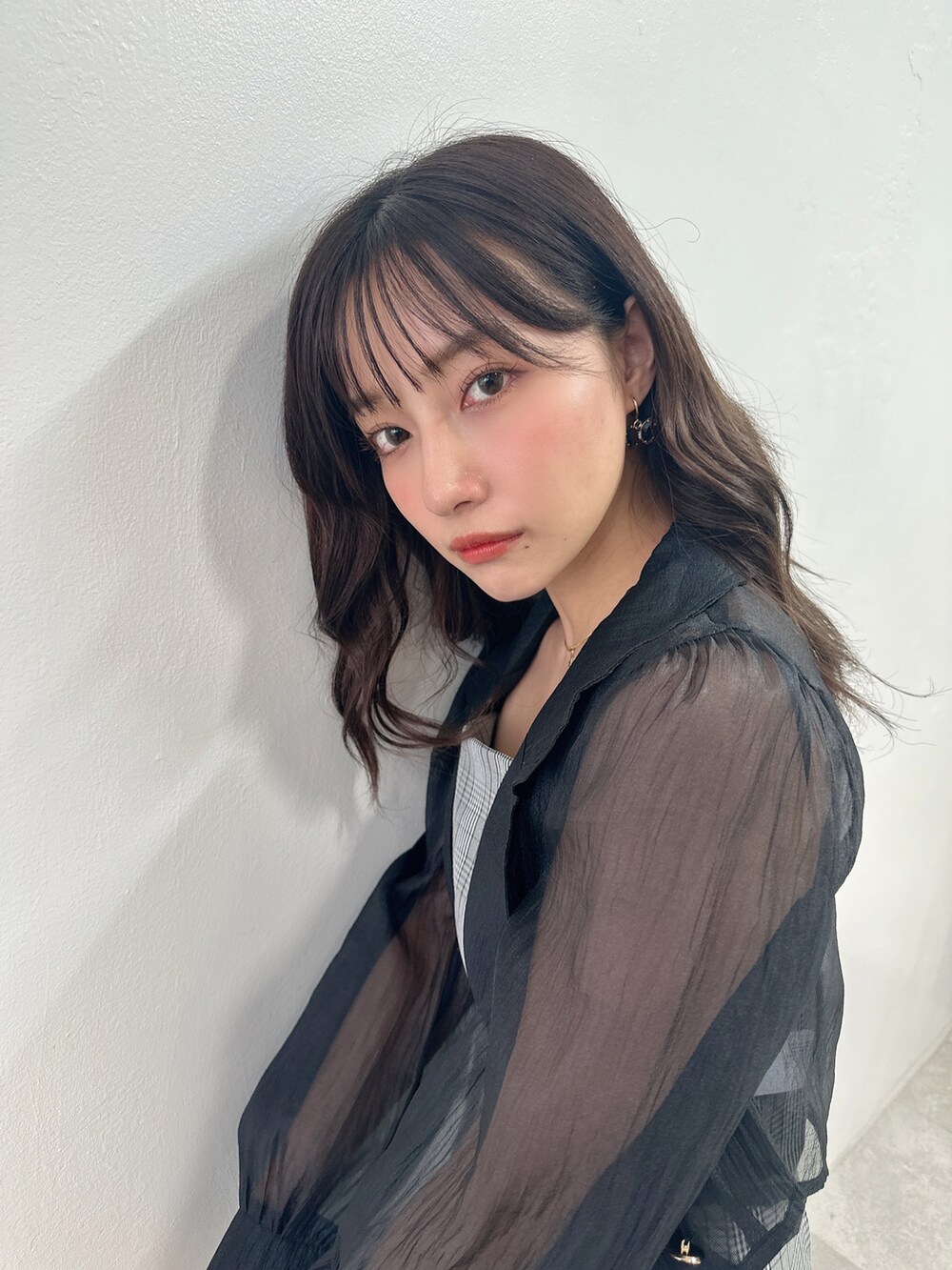 ブラック系のワンピースを着用したレディースの秋コーディネートの4枚目の写真