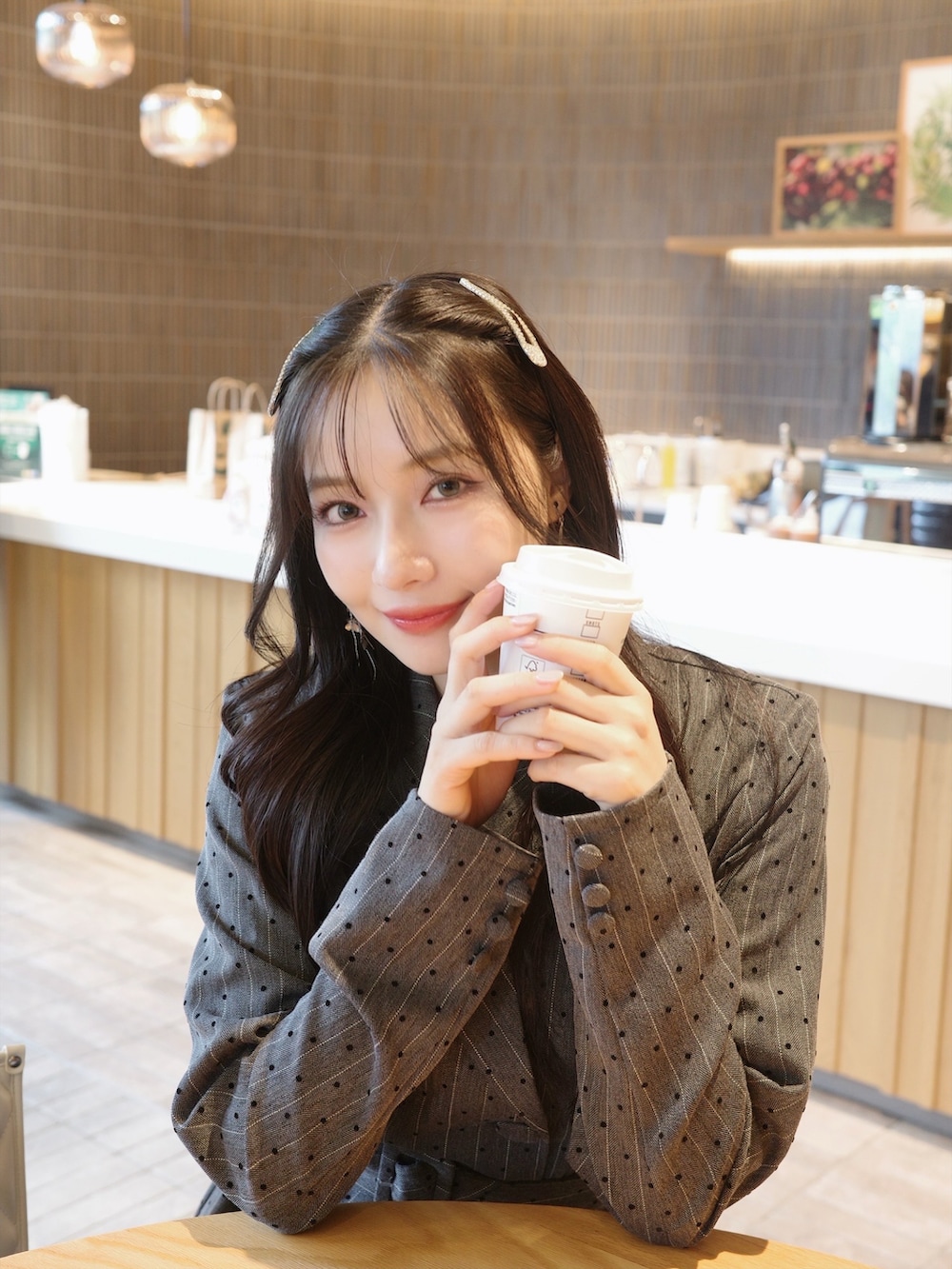 ブラック系のワンピース、ホワイト系のトートバッグを着用したレディースの冬コーディネートの5枚目の写真