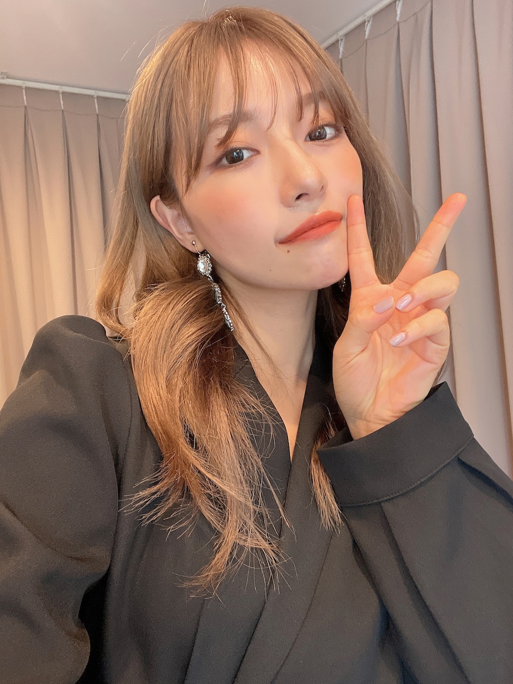 ブラック系のワンピースを着用したレディースの秋コーディネートの5枚目の写真