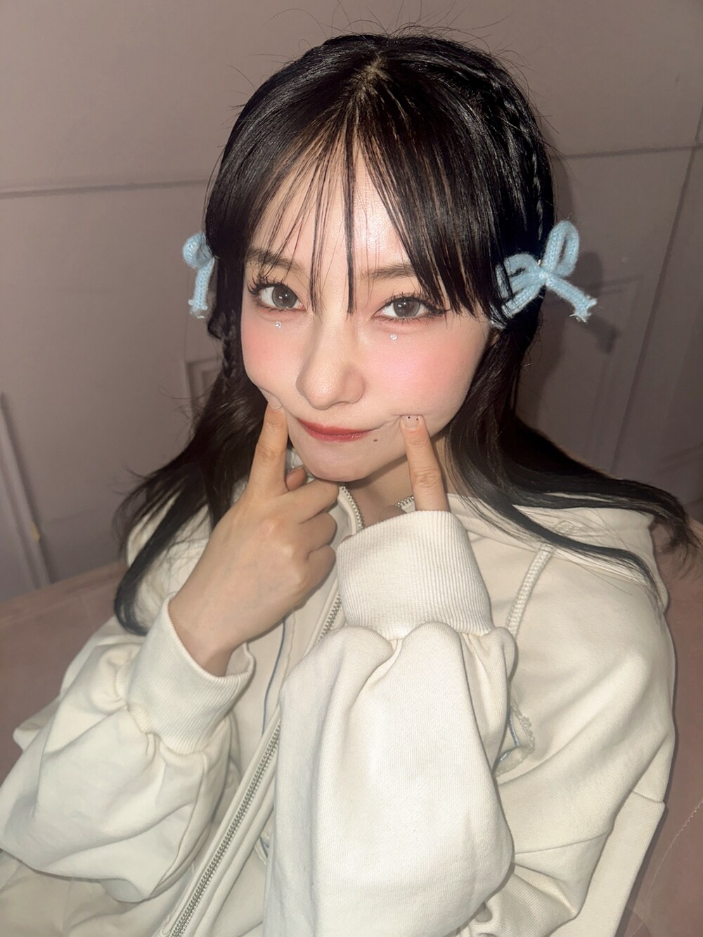 ホワイト系のパーカー、グレー系のスカートを着用したレディースの夏コーディネートの4枚目の写真