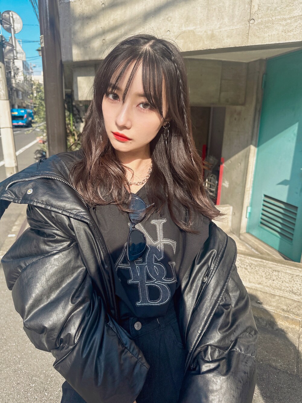 ブラック系のTシャツ/カットソー、ホワイト系のショルダーバッグを着用したレディースの夏コーディネートの5枚目の写真