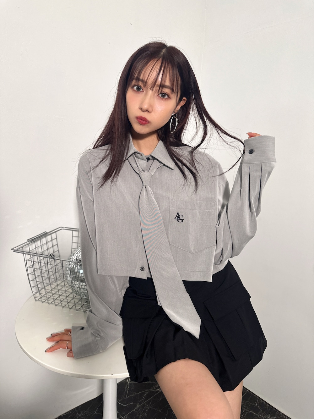 グレー系のシャツ/ブラウス、ブラック系のスカートを着用したレディースの冬コーディネートの3枚目の写真