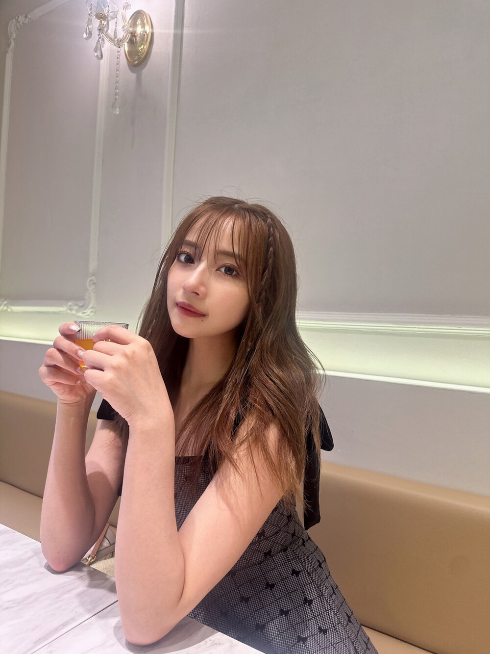 ブラック系のその他トップス、ブラック系のその他パンツを着用したレディースの夏コーディネートの5枚目の写真