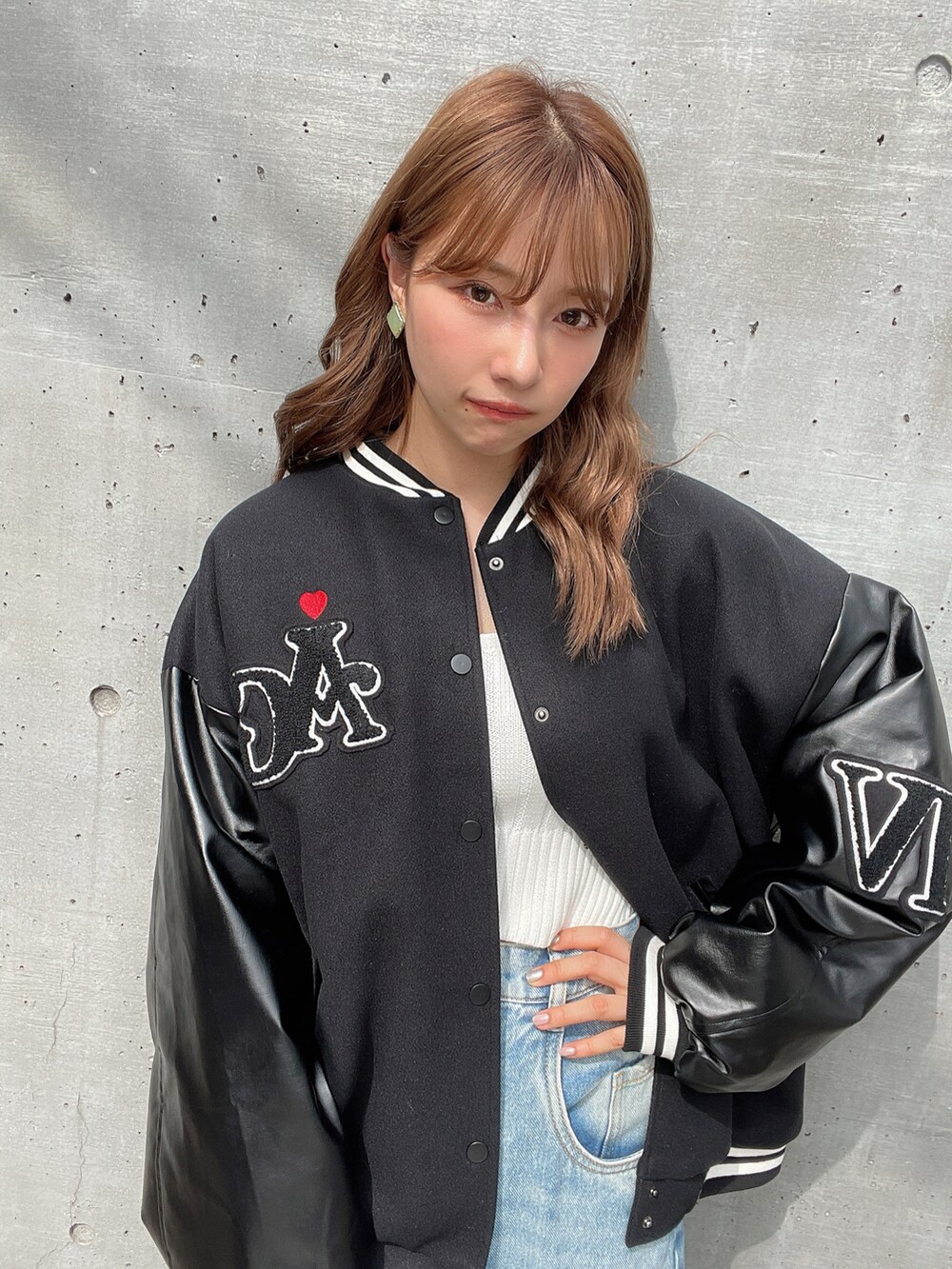 ブラック系のスタジャンを着用したレディースの冬コーディネートの2枚目の写真