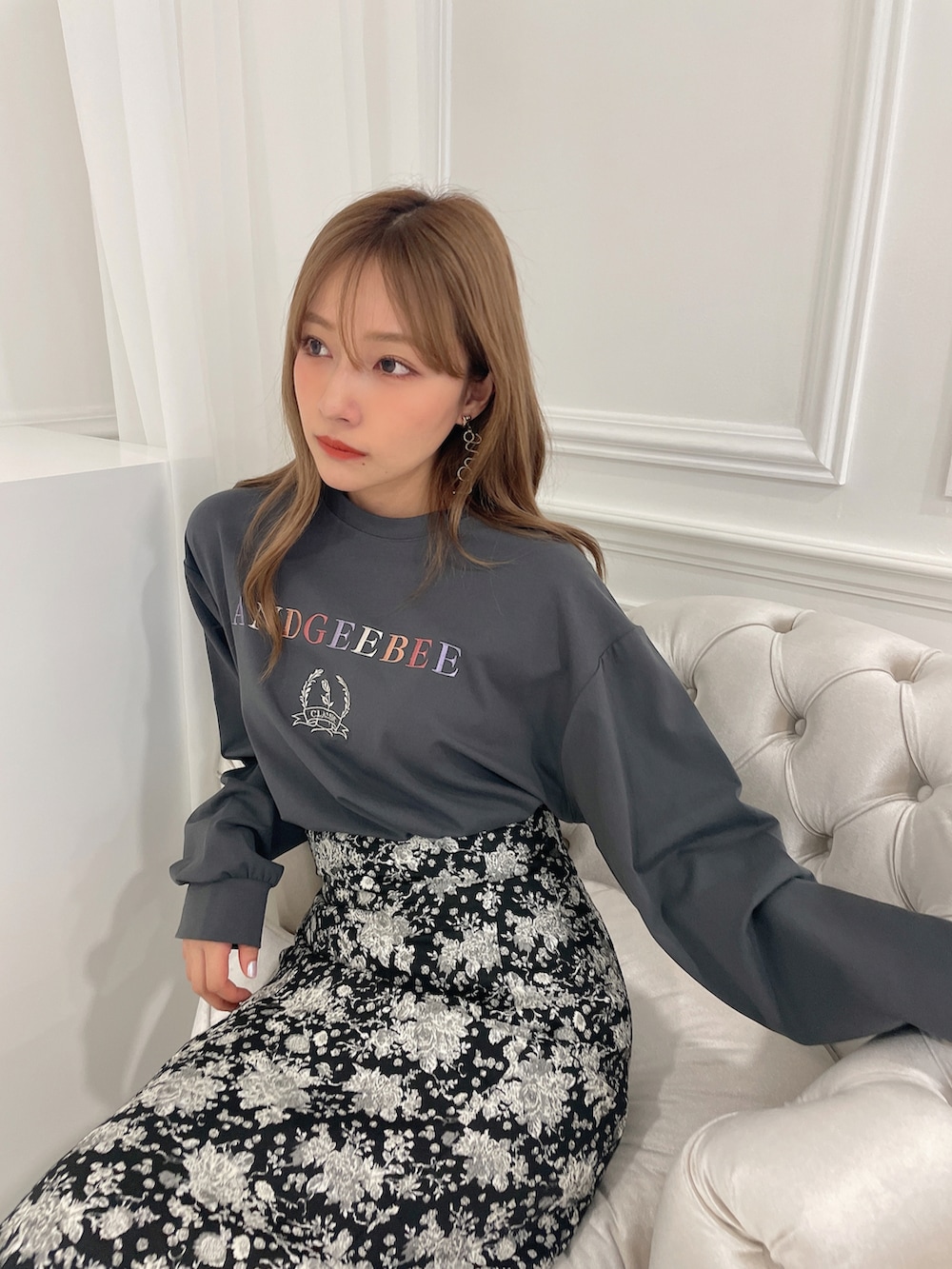 グレー系のTシャツ/カットソー、ブラック系のスカート、ブラック系のサンダルを着用したレディースの秋コーディネートの5枚目の写真