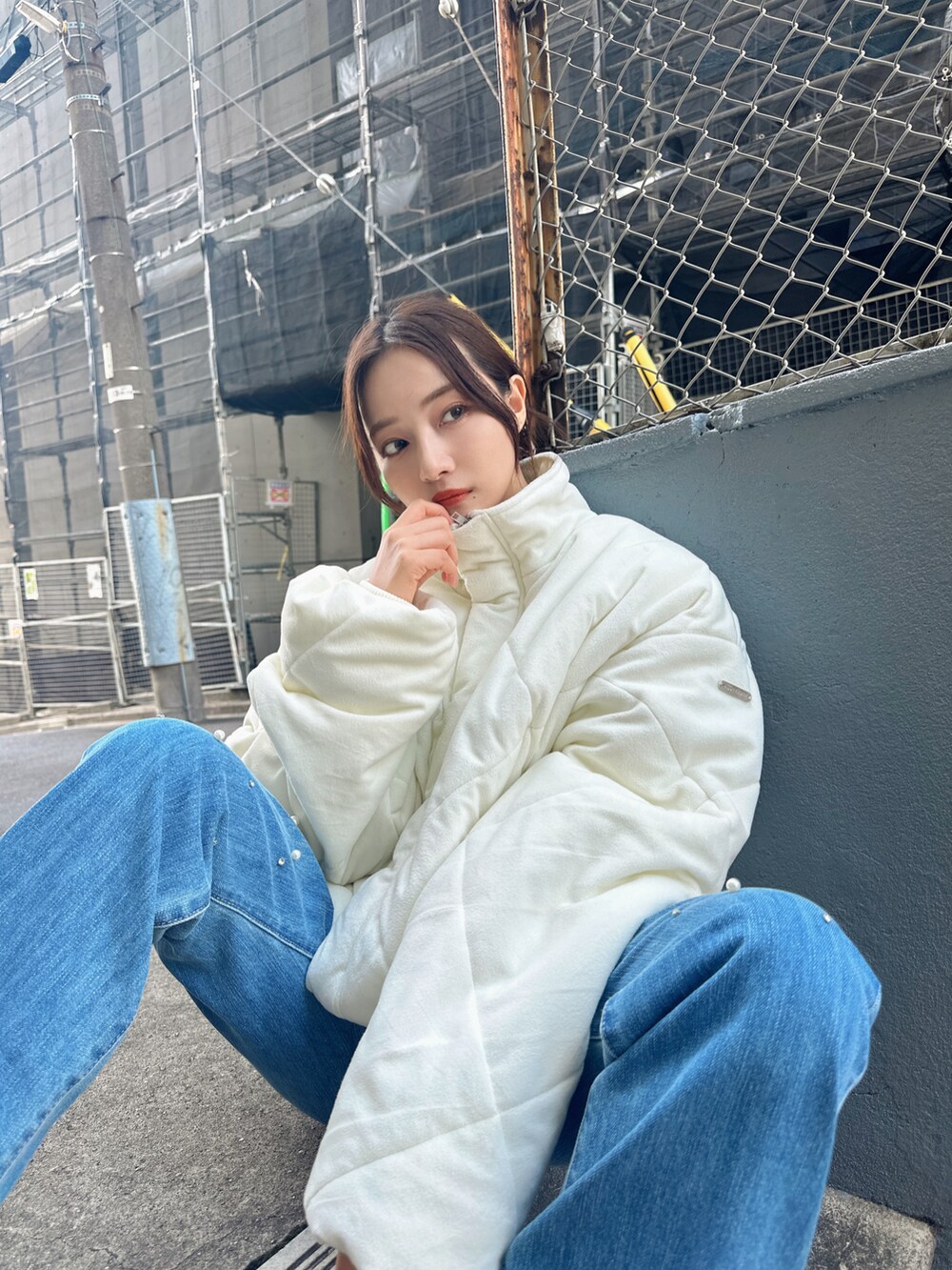 ホワイト系のダウンジャケット/コート、ブルー系のデニムパンツを着用したレディースの冬コーディネートの5枚目の写真