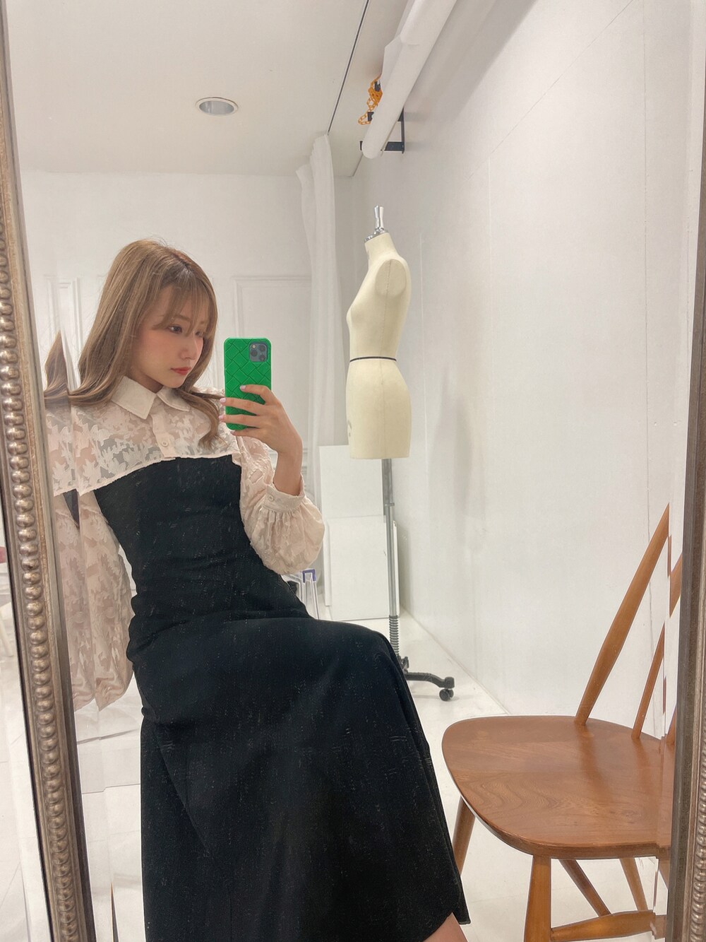 ブラック系のワンピース、ブラック系のサンダルを着用したレディースの秋コーディネートの2枚目の写真