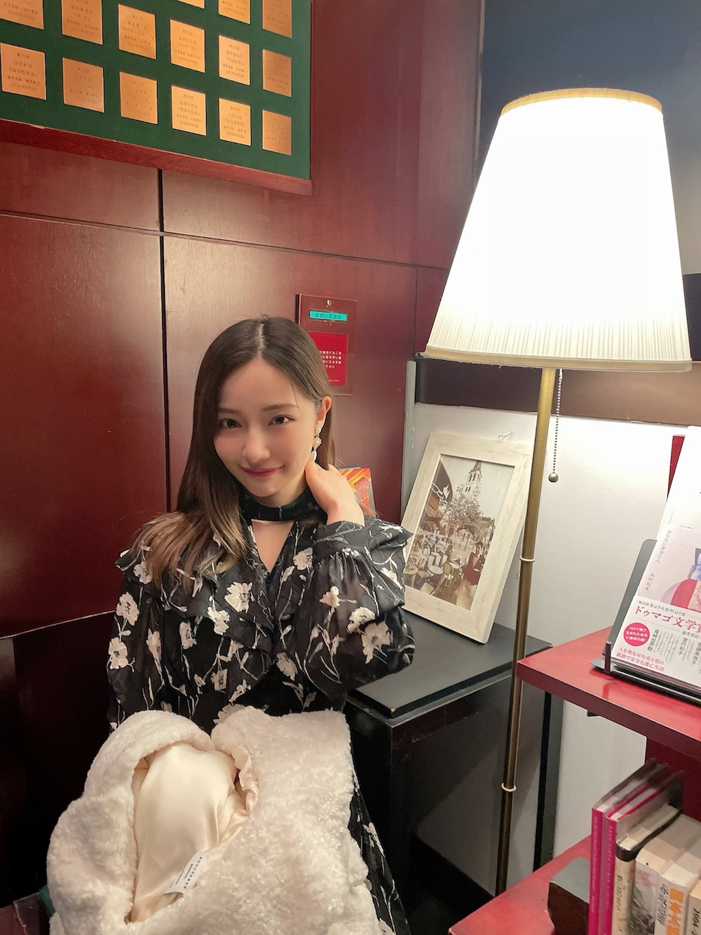 ブラック系のワンピース、ホワイト系のダウンジャケット/コートを着用したレディースの春コーディネートの3枚目の写真