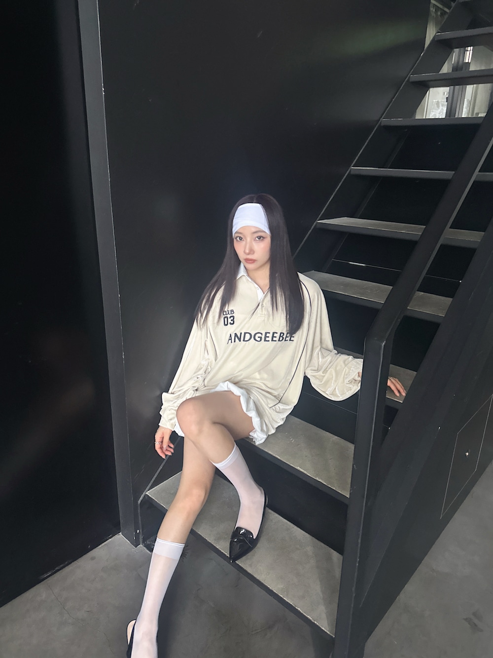 ホワイト系のその他トップスを着用したレディースの秋コーディネートの3枚目の写真