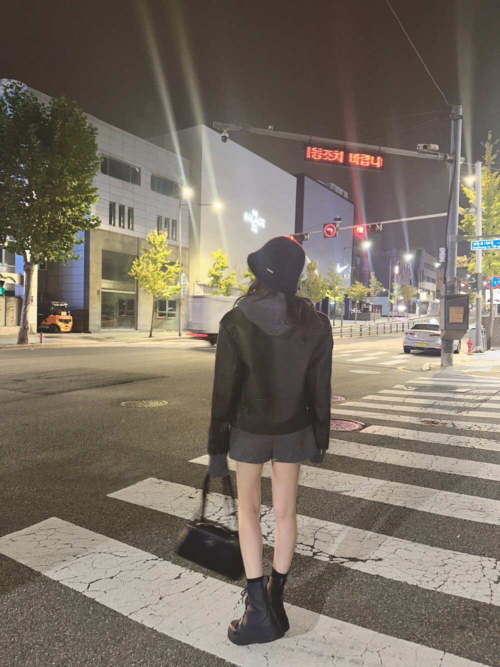 グレー系のパーカーを着用したレディースの冬コーディネートの3枚目の写真