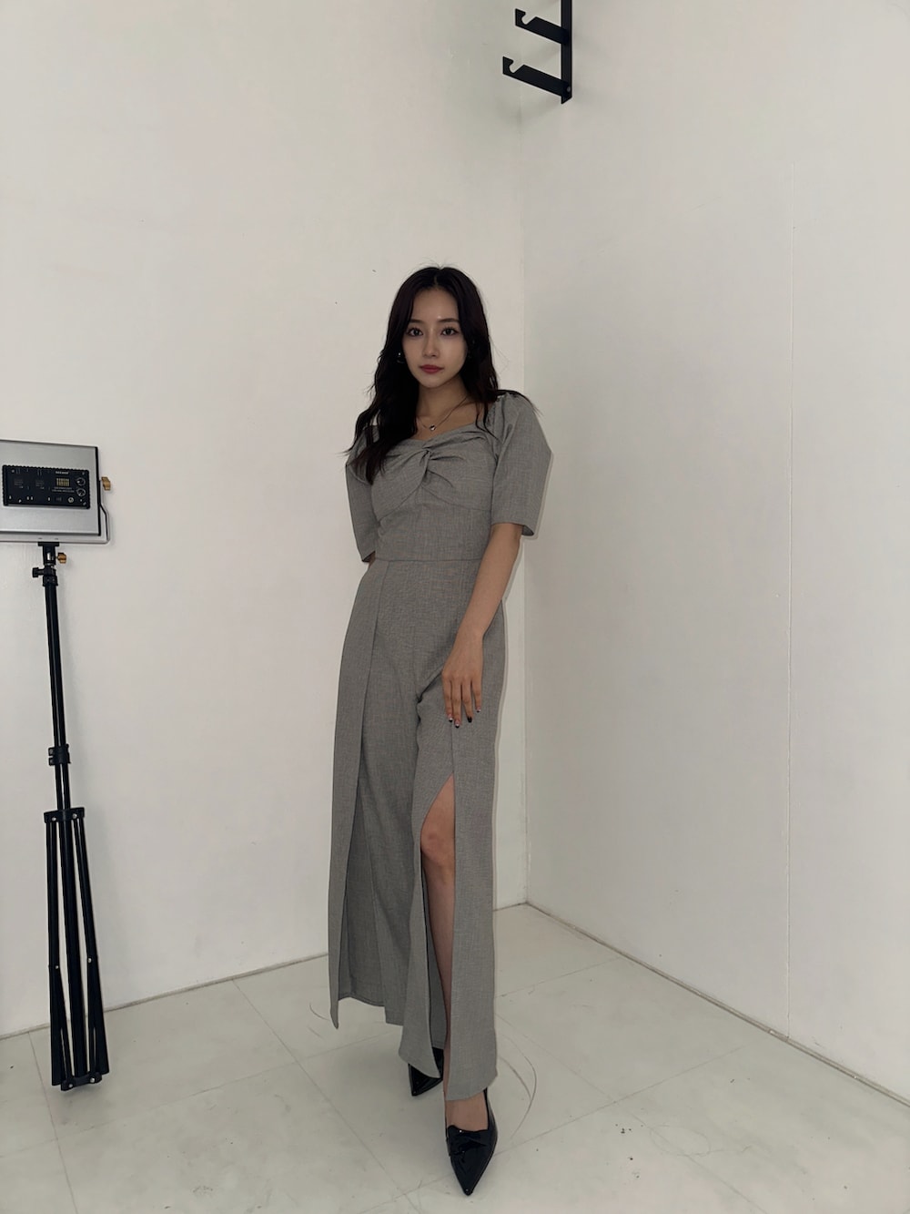 グレー系のつなぎ/オールインワンを着用したレディースの秋コーディネートの2枚目の写真