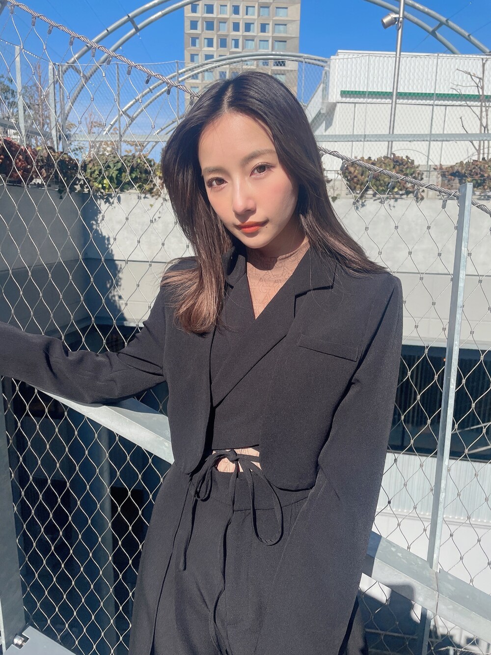 ブラック系のテーラードジャケット、ブラック系のその他パンツを着用したレディースの夏コーディネートの3枚目の写真