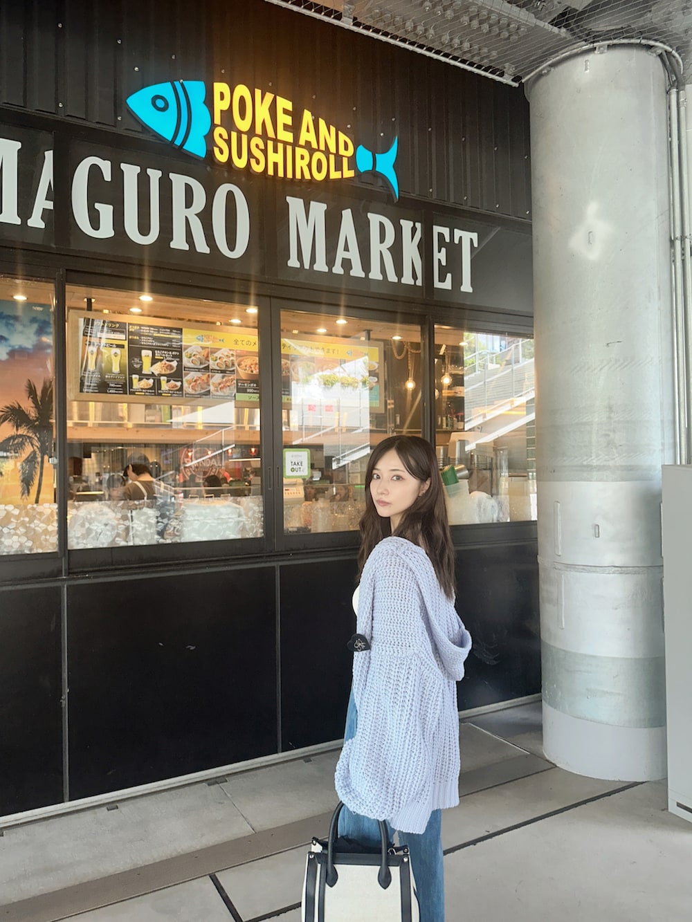 ブルー系のデニムパンツ、ブラック系のショルダーバッグを着用したレディースの冬コーディネートの4枚目の写真