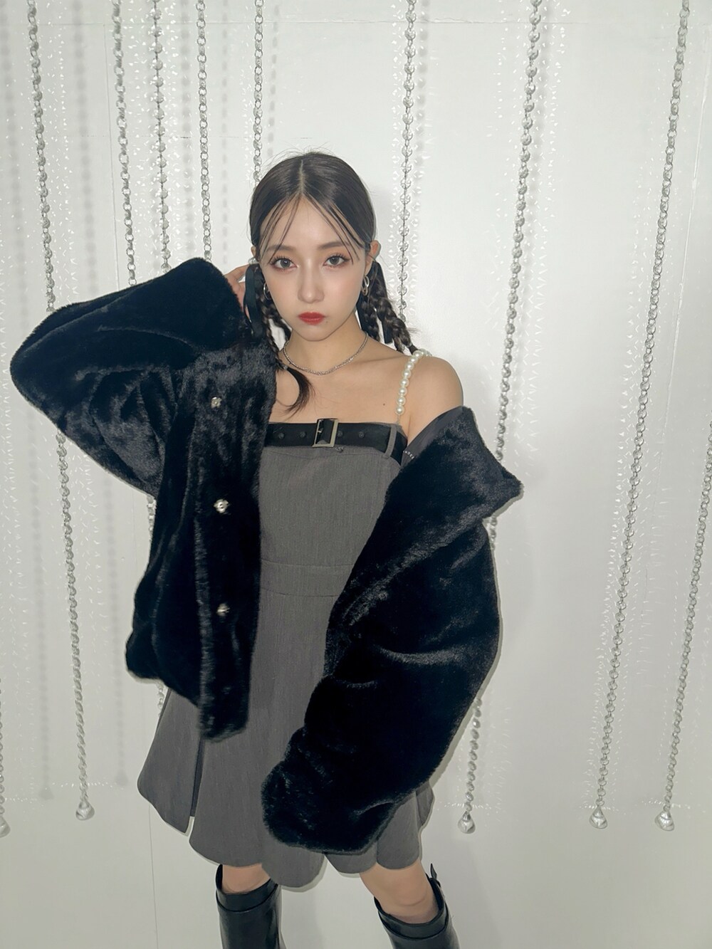 グレー系のワンピース、ブラック系のその他アウターを着用したレディースの冬コーディネートの2枚目の写真