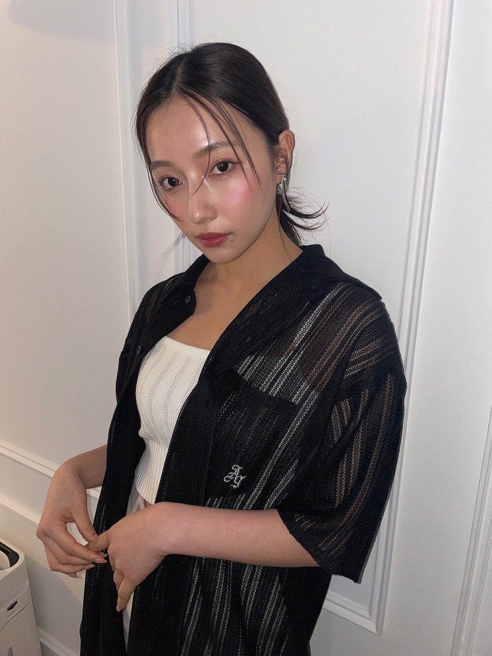 ブラック系のシャツ/ブラウスを着用したレディースの夏コーディネートの2枚目の写真